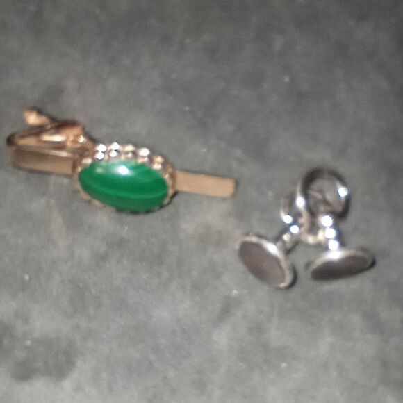 Vintage Hickok Silver Tone Cuff Links & Gold Tone Tie Clip with Green Stone EUC - Picture 1 of 13
